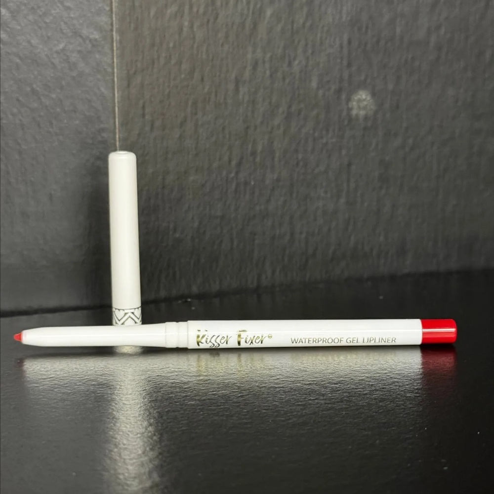 Kisser Fixer Waterproof Gel Lip Liner - Red